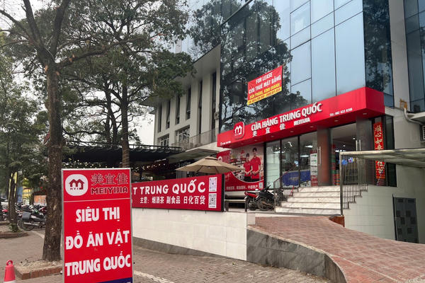 Cửa hàng Trung Quốc ngang nhiên bày bán hàng nhập khẩu mà không có nhãn phụ bằng Tiếng Việt