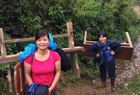 Xúc động hình ảnh cô giáo vùng cao gồng mình cõng bàn ghế cho học trò