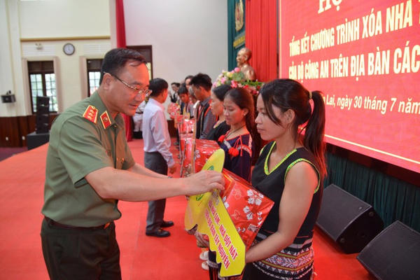Bộ Công an bàn giao hàng nghìn căn nhà cho hộ nghèo ở Tây Nguyên