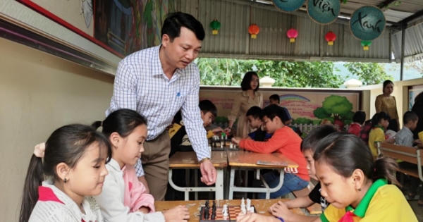 Người thầy 30 năm cắm bản đi 'xin cơm' cho trò