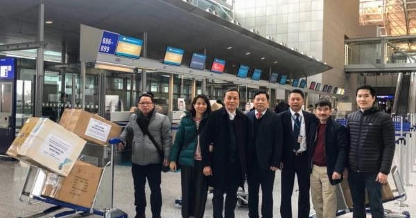 Tổng lãnh sự quán Việt Nam tại Frankfurt chuyển những kiện hàng y tế về Việt Nam