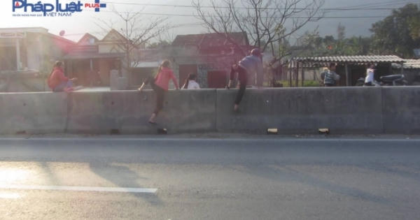 Hà Tĩnh: Hiểm họa khôn lường khi trèo qua dải phân cách