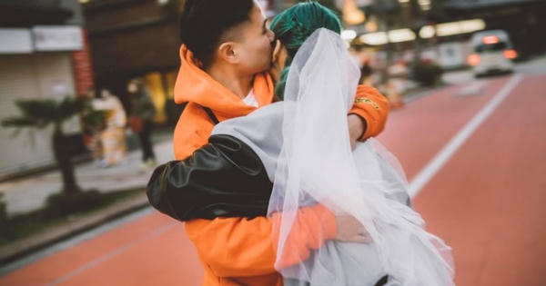Những điều tuyệt vời chỉ nhận được khi yêu bạn trai kém tuổi