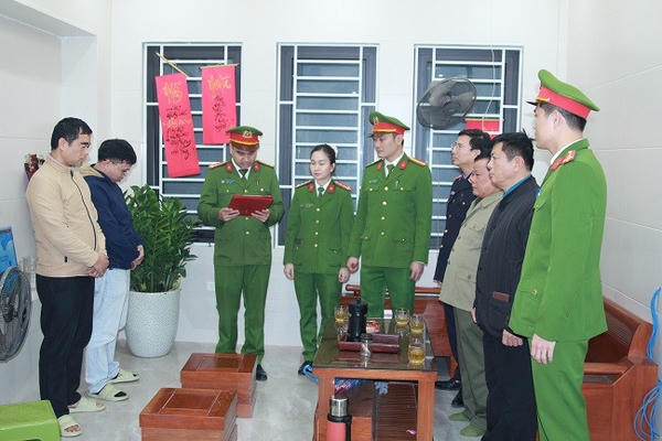 Nghệ An: Lập giả báo cáo đánh giá tác động môi trường, 3 đối tượng bị bắt Nghệ An: Lập giả báo cáo đánh giá tác động môi trường, 3 đối tượng bị bắt