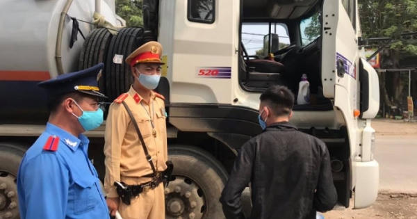 Chốt kiểm dịch Covid-19 giúp một thanh niên dân tộc về quê