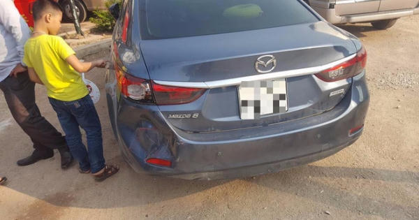 Lỡ đâm móp đuôi và vỡ đèn xe khác, bác tài để lại giấy nhắn văn minh dễ thương cho chủ xe bị nạn