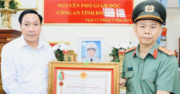 Truy tặng Huân chương bảo vệ Tổ quốc hạng Ba cho cố Đại tá Bùi Hữu Danh