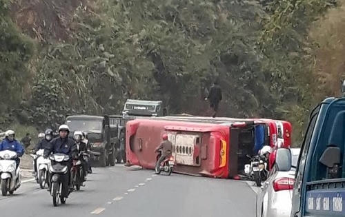 Hòa Bình: Xe khách 45 chỗ mất phanh khi xuống dốc Cun, tài xế cho xe đâm vào vách núi