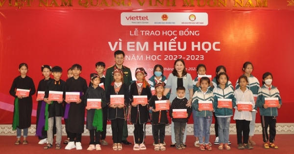 Viettel Yên Bái trao 1,4 tỷ đồng cho học sinh khó khăn