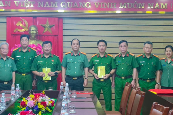 Thưởng nóng các đơn vị phá nhanh vụ án giết người, cướp tài sản tại phường Bình Khê