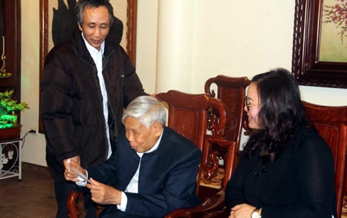 Ký ức về giây phút nguyên Tổng bí thư Lê Khả Phiêu nhận thư cảm ơn từ người tù oan Hàn Đức Long Ký ức về giây phút nguyên Tổng bí thư Lê Khả Phiêu nhận thư cảm ơn từ người tù oan Hàn Đức Long