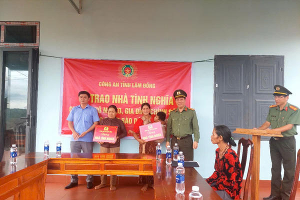 Công an tỉnh Lâm Đồng bàn giao 41 căn nhà cho hộ nghèo, cận nghèo và người hoàn lương