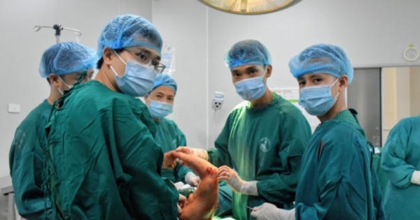 Sau hơn 3h phẫu thuật, cánh tay của nữ bệnh nhân được “hồi sinh”