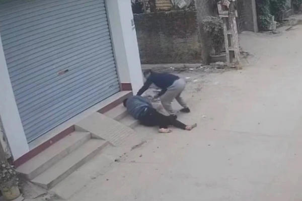 Bắt giữ nghi phạm đâm gục người đàn ông giữa đường ở Hà Nội Bắt giữ nghi phạm đâm gục người đàn ông giữa đường ở Hà Nội
