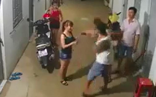 [Clip]: Người đàn ông xăm trổ ngang ngược dùng vũ lực với 2 cô gái
