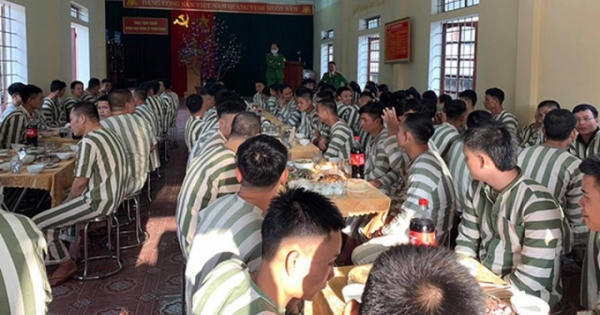 Ấm lòng bữa cơm tất niên của những người lầm lỡ