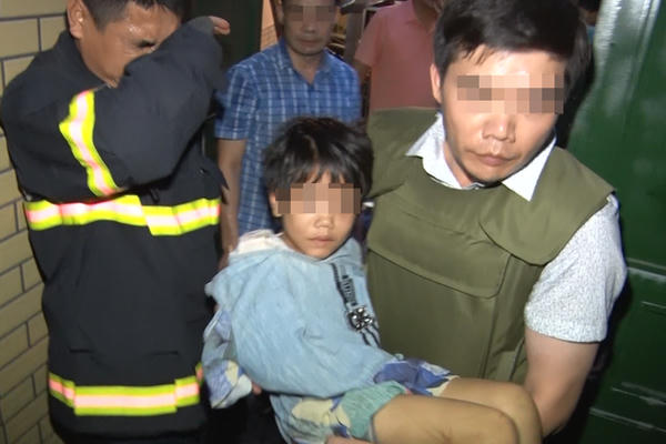 Bắt ông bố bạo hành con gái 6 tuổi sau nhiều ngày lẩn trốn ở Hà Nội