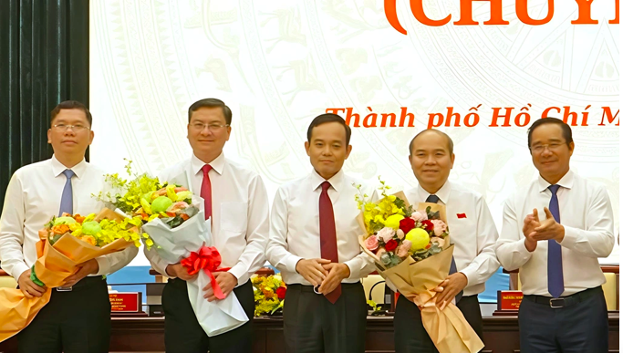 Trao Quyết định phê chuẩn kết quả bầu 3 Phó Chủ tịch UBND TP HCM