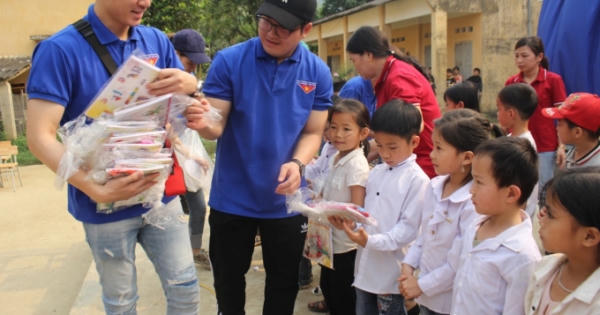 Nhà hát Tuổi trẻ xoa dịu những khó khăn tại Điểm trường phổ thông dân tộc bán trú - Tiểu Học Văn Vũ