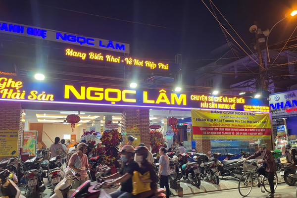 Về Vũng Tàu ăn bánh canh ghẹ: Gặp ông chủ quán vui tính “cháy ghế” vì khách quá đông