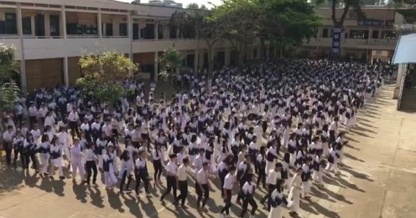 [Clip]: Học sinh cả trường nhảy Flasmob "Bống bống bang bang"