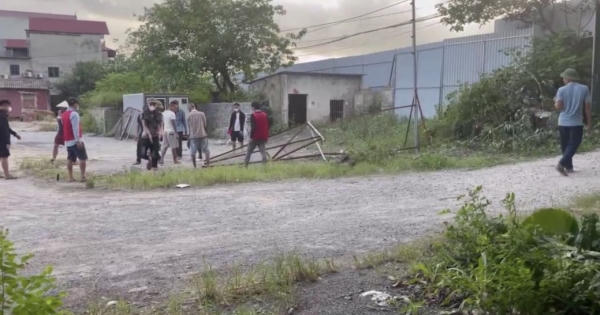 Công an thị trấn Vân Đình đang xác minh làm rõ việc một nhóm người lạ vào phá tường rào của người dân