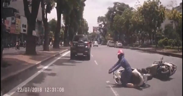 [Clip]: "Ninja nội chiến" ngã nhào trước đầu ô tô