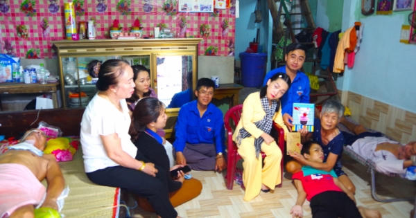 Mang niềm yêu đến đảo xa, người trẻ cùng nhiều nhà hảo tâm đồng lòng giúp đỡ người khó khăn Mang niềm yêu đến đảo xa, người trẻ cùng nhiều nhà hảo tâm đồng lòng giúp đỡ người khó khăn