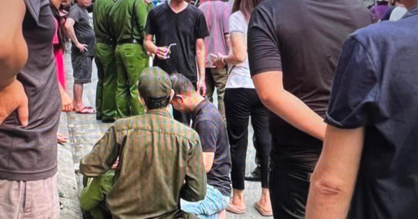 Truy tìm lái xe hất Công an lên nóc capo khi bị xử lý đi vào đường cấm Truy tìm lái xe hất Công an lên nóc capo khi bị xử lý đi vào đường cấm