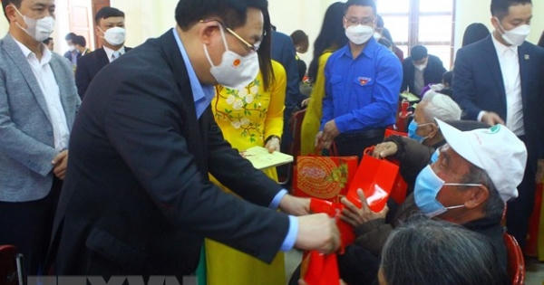 Chủ tịch Quốc hội thăm các hộ nghèo, gia đình chính sách tại Nghệ An