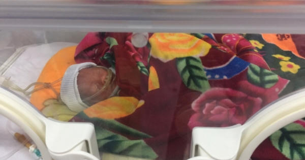 Bé gái nặng 800g chào đời một cách đặc biệt vào đúng ngày Lễ tình yêu