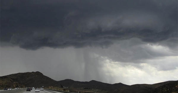 Trăm nghìn tấn nước bốc hơi, tạo thành hiện tượng 'sông trời' gây mưa lũ lịch sử ở Trung Quốc Trăm nghìn tấn nước bốc hơi, tạo thành hiện tượng 'sông trời' gây mưa lũ lịch sử ở Trung Quốc