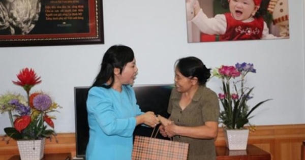 Bộ trưởng Bộ Y tế hát 'Người con gái sông La' tặng nữ anh hùng La Thị Tám