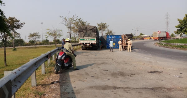 TP HCM: Đậu xe ngủ ngay khu vực cấm, xe tải bị thùng xe container rơi trúng