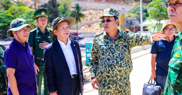 Lãnh đạo tỉnh Cà Mau và T&T Group thăm và tặng quà cán bộ chiến sỹ làm nhiệm vụ trên đảo Hòn Khoai Lãnh đạo tỉnh Cà Mau và T&T Group thăm và tặng quà cán bộ chiến sỹ làm nhiệm vụ trên đảo Hòn Khoai