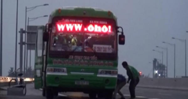 Xe khách vô tư dừng đón trả khách trên cao tốc 5B