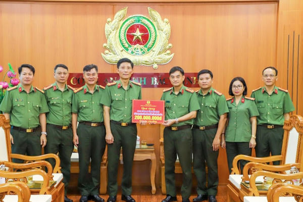 Công an Hải Phòng sẻ chia khó khăn với Công an Bắc Ninh trong đợt bão lũ lịch sử