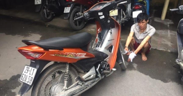 Nam thanh niên liều lĩnh cướp xe máy, rút dao đâm trung úy CSGT