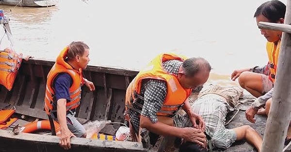 Đội cứu hộ U70 trên sông Vàm Nao