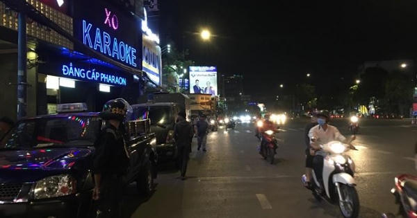 Cận cảnh Công an khám xét quán karaoke của "vua vàng" Phúc XO