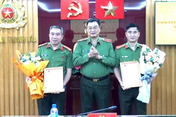 Bộ Công an thưởng nóng các đơn vị Công an Thanh Hóa có thành tích xuất sắc trong công tác đấu tranh phòng, chống tội phạm Bộ Công an thưởng nóng các đơn vị Công an Thanh Hóa có thành tích xuất sắc trong công tác đấu tranh phòng, chống tội phạm