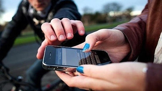Khống chế khách để cướp điện thoại, 2 tài xế xe ôm bị tóm gọn