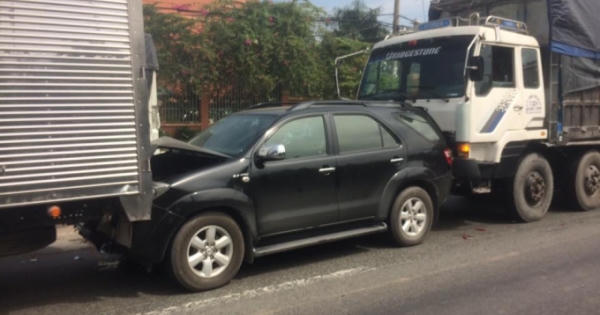 Dừng đèn đỏ, "xế hộp" bị hai xe tải kẹp chặt