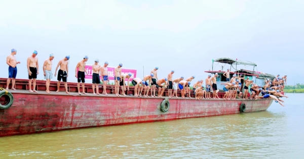 Quảng Ninh: Một học sinh lớp 12 mất tích khi tham gia giải bơi vượt sông truyền thống Bạch Đằng