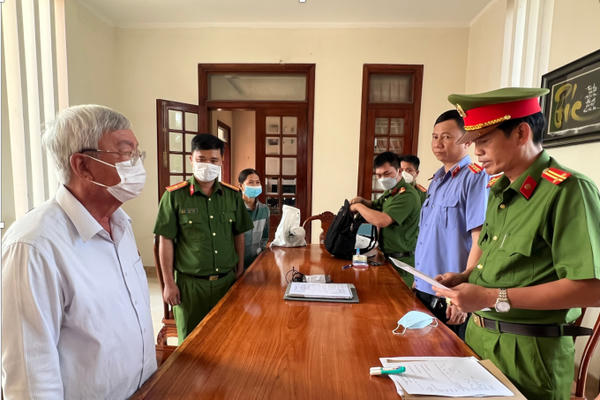 Bắt giữ nguyên Giám đốc Sở Tài nguyên và Môi trường tỉnh Đồng Nai Bắt giữ nguyên Giám đốc Sở Tài nguyên và Môi trường tỉnh Đồng Nai