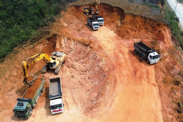 Quảng Ninh: Cận cảnh xe tải chở đất chạy rầm rập suốt ngày đêm, dân lo hỏng đường, ô nhiễm