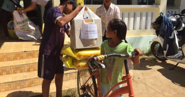 Hưởng ứng, phát động phong trào vì người nghèo Hưởng ứng, phát động phong trào vì người nghèo