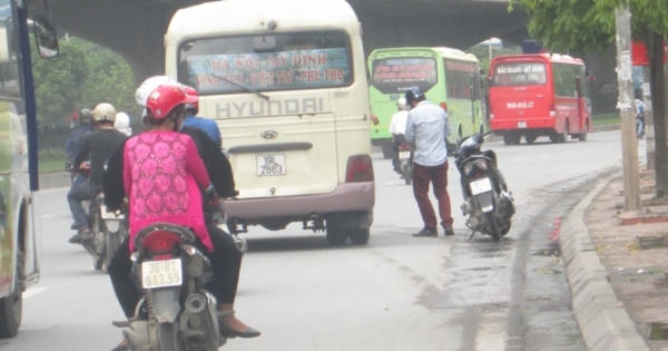 Đường Phạm Hùng, Khuất Duy Tiến thành bến xe "di động"
