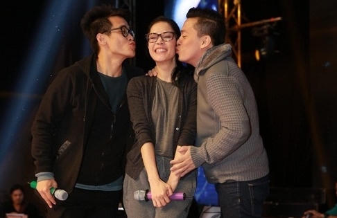 Thu Phương cười rạng rỡ vì được “trai trẻ” Lam Trường, Hà Anh Tuấn hôn