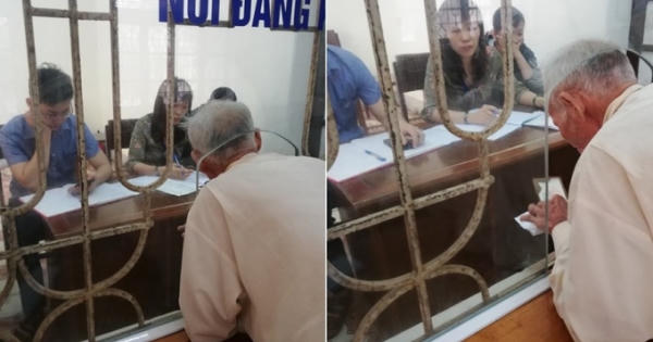 Phải chui qua lỗ làm việc với cán bộ: Phản cảm và bất lợi cho dân
